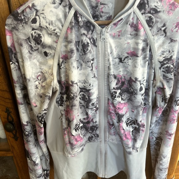 Lululemon If You’re Lucky jacket in Silver Fox - Picture 5 of 6